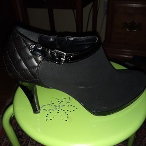 I want to buy this shoe! I lost one!